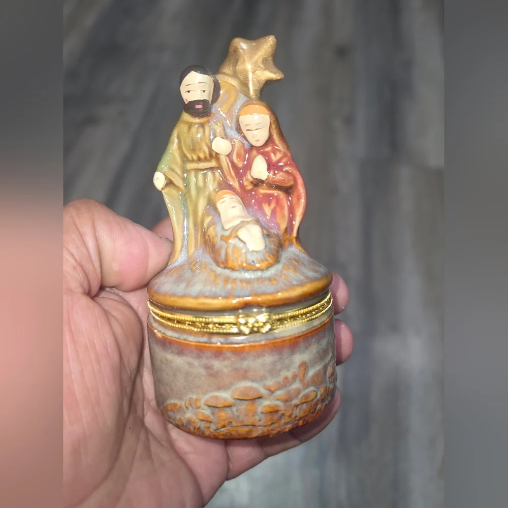 Nativity Scene Decorative Box - Picture 3 of 4